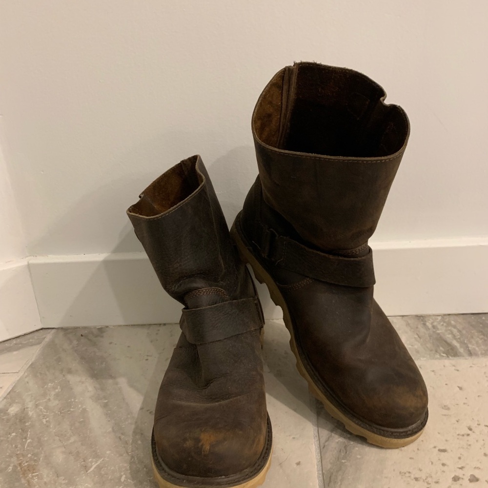 Sorel short boots